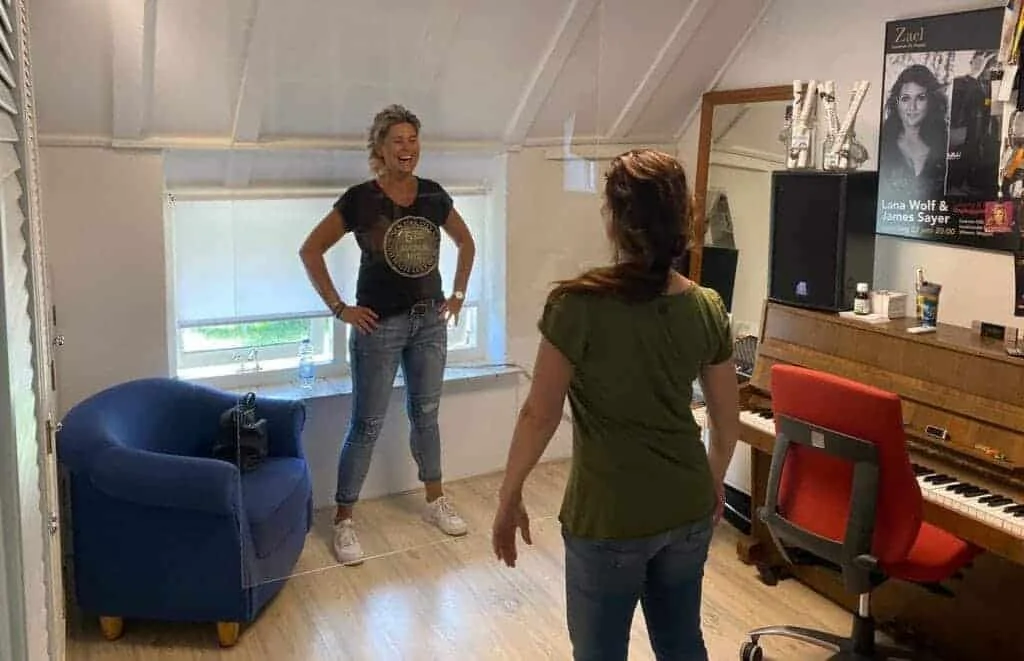 Foto lesruimte Lana Wolf coaching wezep met Ellen, coronaproof