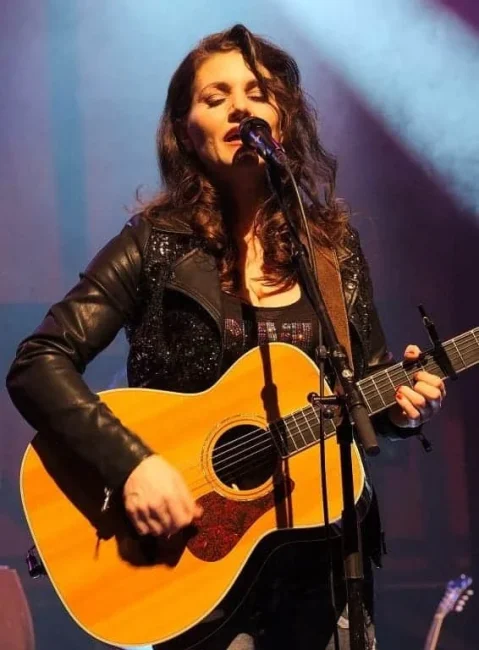 Foto optreden artiest Lana Wolf, met gitaar